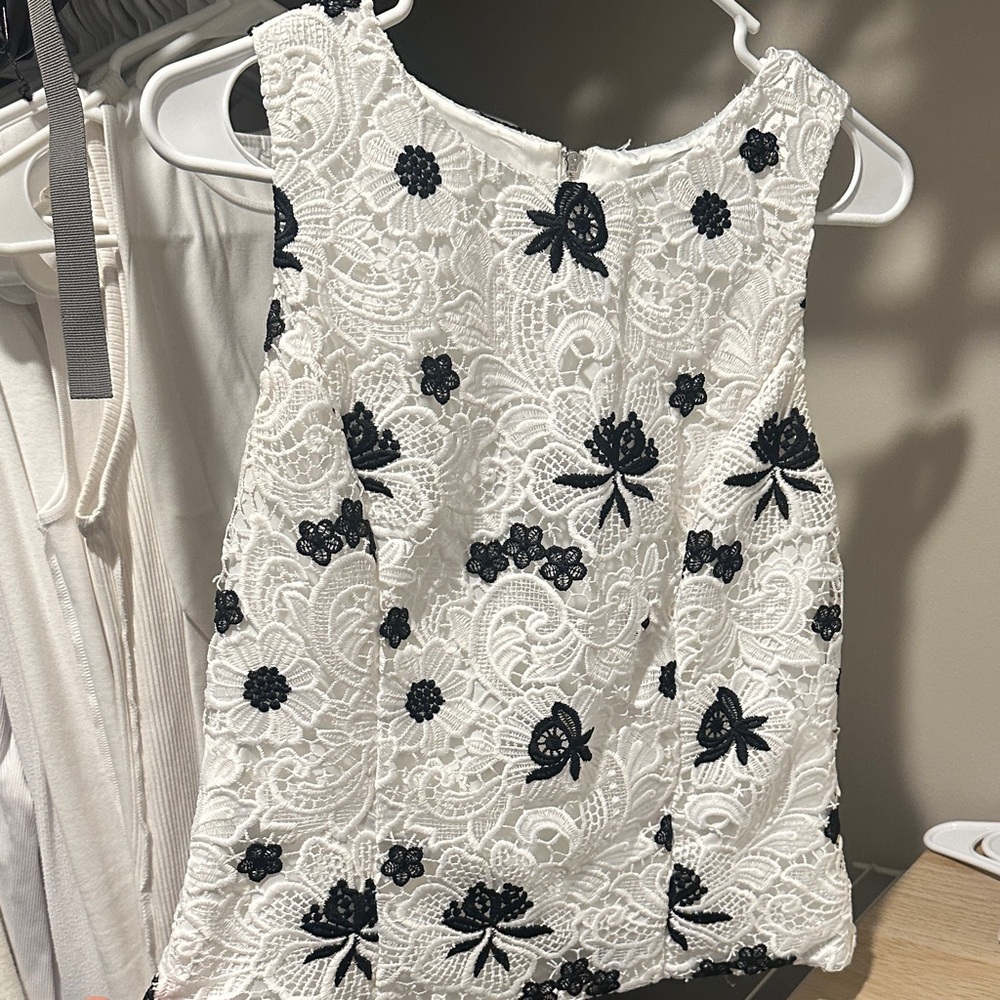 White House Black Market White Lace Top with Black Floral Detail Crochet size 4